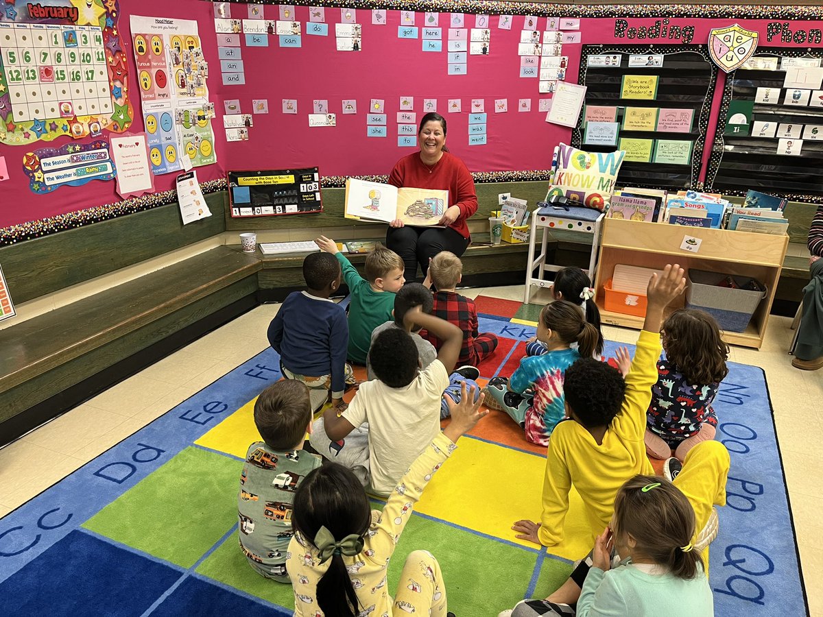 Rockland Read-In is off to a great start at RPC thanks to our awesome guest readers! @SuffernCSD @ConnorCougars 🐾🚌 #OneSuffern #RPCReads