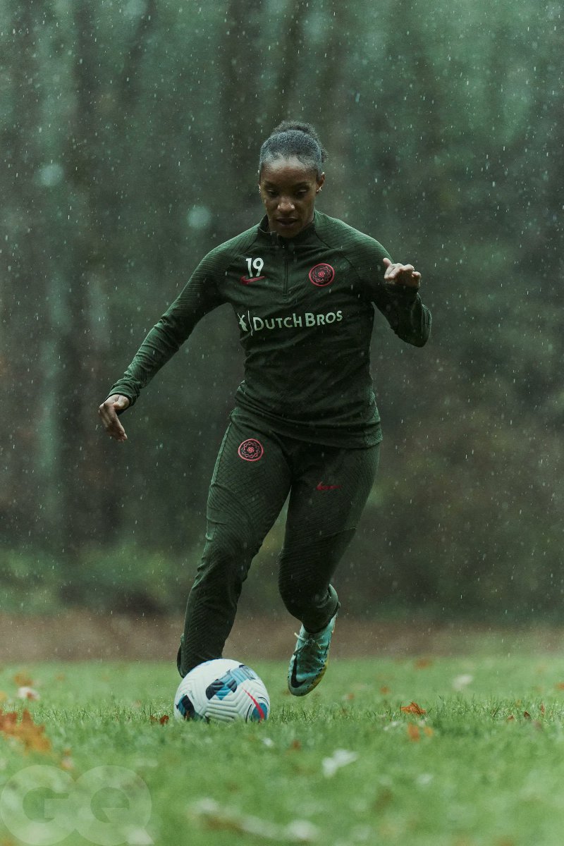 GQSports's tweet photo. Last year, @Cdunn19 returned to play months after giving birth—and scored an all-time season-saving goal. Now, the @USWNT star is gearing up to win a second World Cup: https://t.co/MaA6hJecgG https://t.co/oQxWw7eYaY