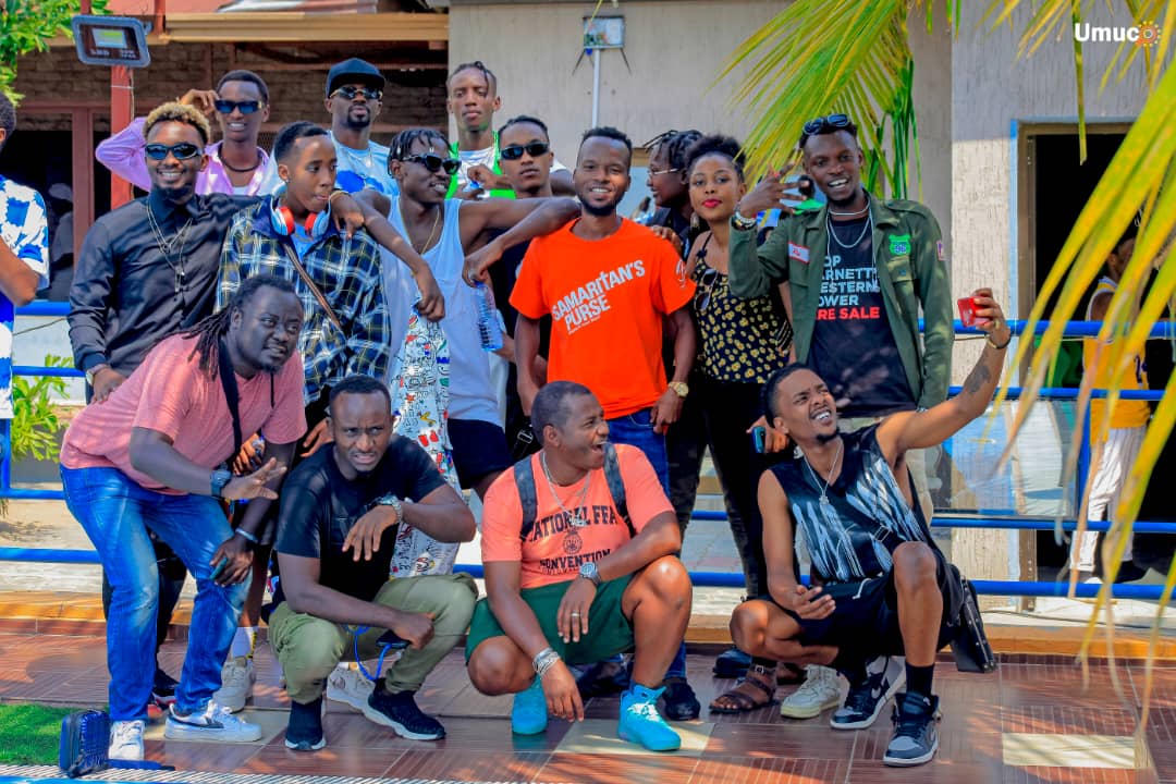 AgasekeTv's tweet photo. Demain la soirée sera très chaud à #WorldBeach avec des Rappeurs du #Burundi et du #Rwanda.
9 Rappeurs rwandais accompagnés par les djs sont arrivés en @MairieBuja pr la préparation du concert #TRAPPISH_CRAZY_HIPHOP qui va les réunir sur scène avec leurs voisins de #Buja_Fleva https://t.co/qXCsb7YY8o