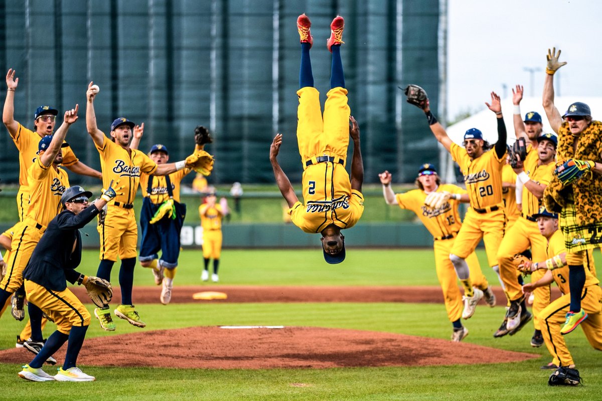 FOS's tweet photo. Today, the Savannah Bananas embark on their ‘Banana Ball World Tour.'

33 cities.
22 states.
8 months.

Owner Jesse Cole turned down a $1 million third-party bulk ticket offer in order to keep the original get-in price: $25. https://t.co/PkQlxisKZr