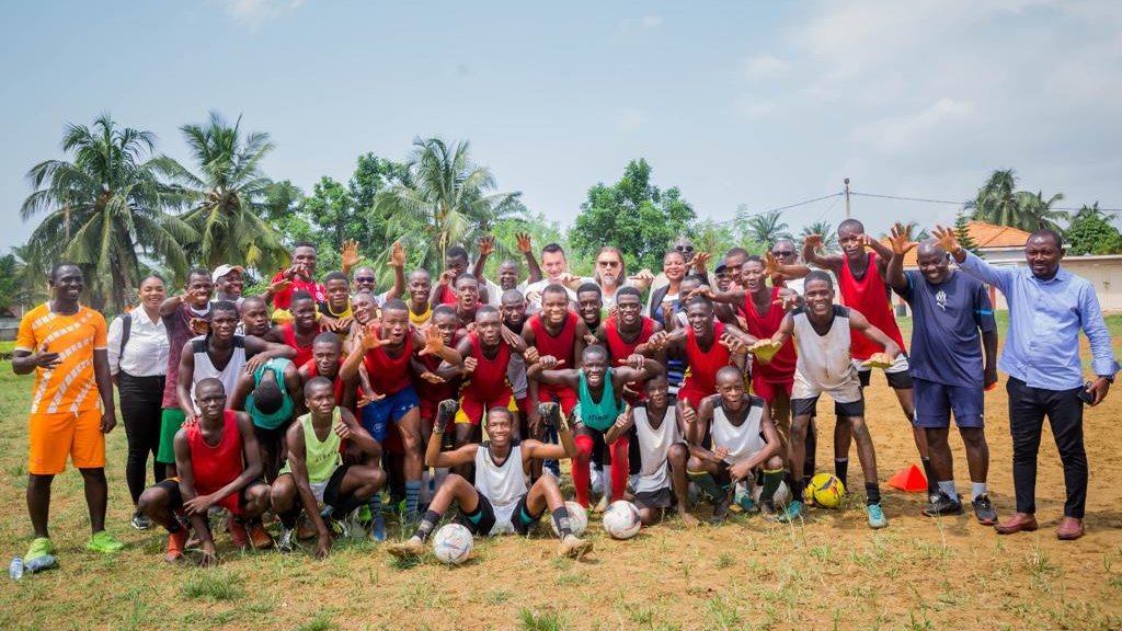 🤝 Mainz 05 unterstützt künftig das Fußballprojekt des Ex-Profis Aristide Bancé! Sportvorstand Christian Heidel und Sportdirektor Martin Schmidt waren hierfür in der Republik Côte d'Ivoire zu Gast. 👉 Mehr dazu auf unserer Webseite: mainz05.de/news/gemeinsam…

#Mainz05