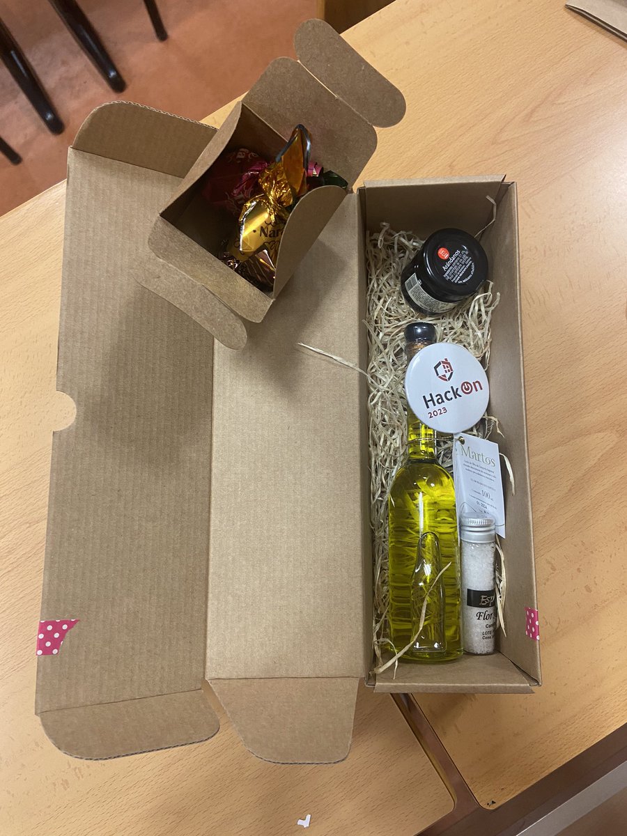 HackOnURJC's tweet image. Este año también hemos querido mejorar los detalles a los ponentes, donde cada uno ha recibido esta cajita con diversos productos más una camiseta del evento.🎁

Esperamos que pongan el imán/abrebotellas en el frigorífico y abran muchas botellas a nuestra salud! 🍻

#HackOn2023