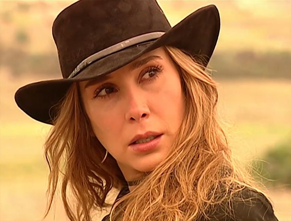 xLaTormenta's tweet photo. #LaTormenta #LaTormentaNova #LT50 María Teresa se desmaya al estar cara a cara con Santos. https://t.co/9GSO5Po7sV