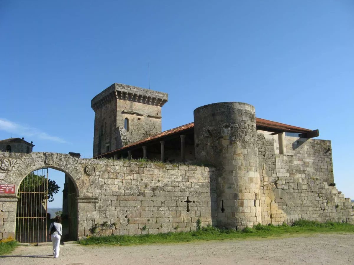 Sabías que el Castillo de Monterrei en Verín es uno de los más espectaculares de Galicia? ¡No te pierdas sus impresionantes vistas! #TurismoGalicia #Verín