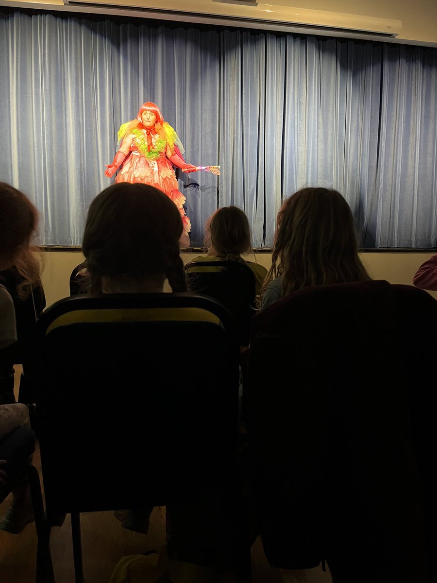 Yesterday, 2nd Calverton Brownies enjoyed a trip to see their village panto. A lot of giggling took place! 😅🪄🧚‍♀️ 

 #robinhood #girlguidinguk
#girlguidingnottinghamshire #teamnotts