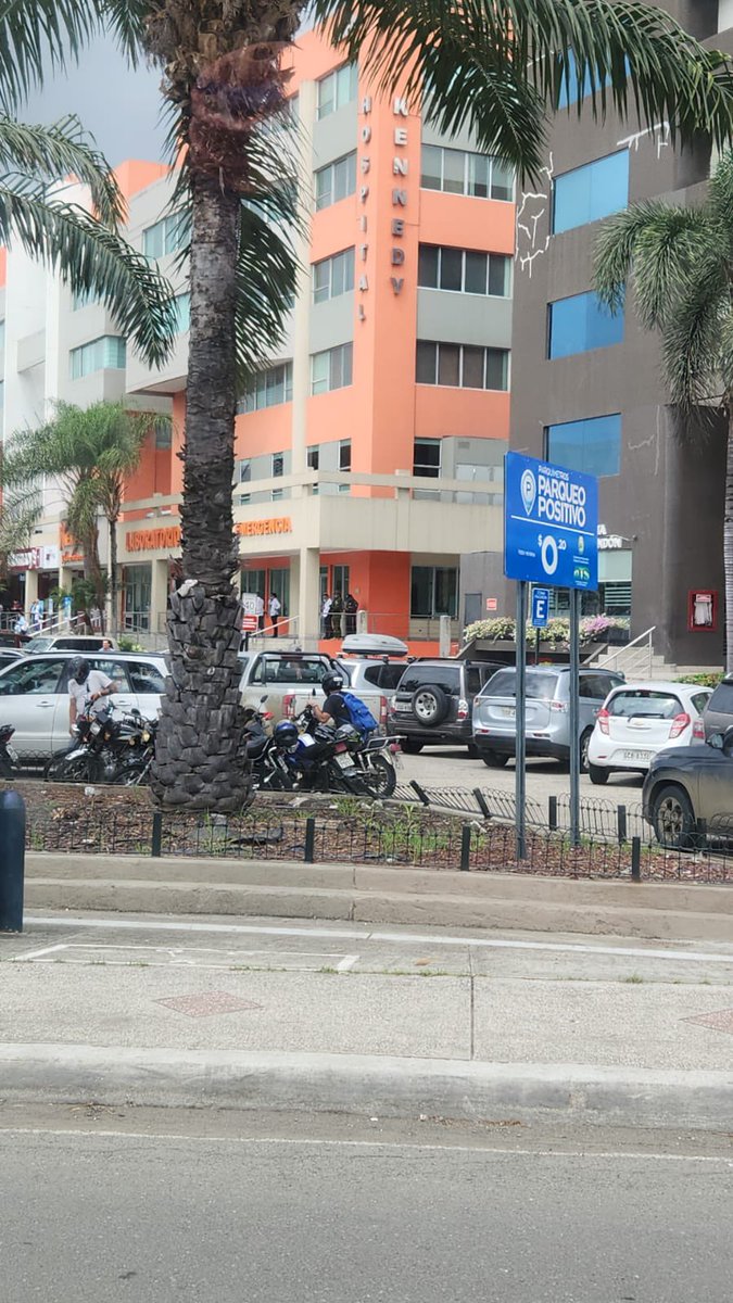 MinMedio's tweet photo. Presidente Lasso se encuentra hospitalizado en la clínica Kennedy de Samborondón. Se habría fracturado el peroné izquierdo en un accidente doméstico. Será operado en las próximas horas. Noticia en desarrollo. https://t.co/HDo2x7Y8W5