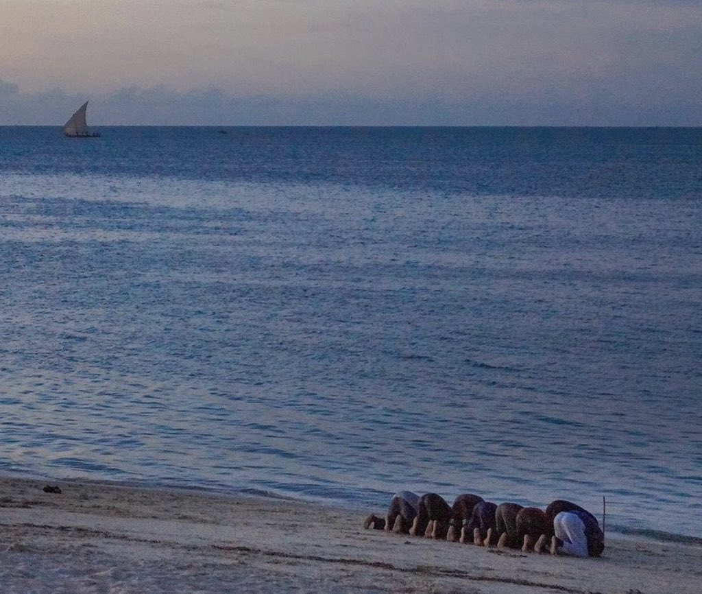 Muslim_images's tweet photo. Maghrib prayer in the ocean https://t.co/DSQkuHvvgF