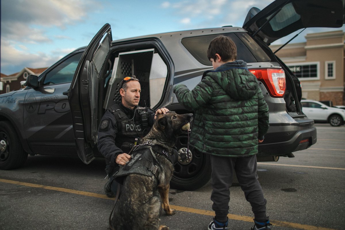 TPSMyronDemkiw's tweet photo. Wishing everyone a happy and safe #FamilyDayWeekend. Thank you to our uniform and civilian members including @Comms911TPS who will work through the weekend along with @Toronto_Fire &amp; @TorontoMedics to respond to emergencies &amp; help keep our city safe.  #LongWeekend #FamilyDay https://t.co/cinsvXTBXY