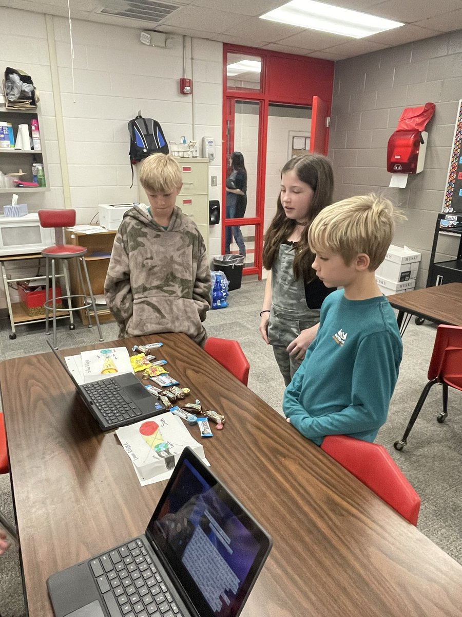 AmberSeale3's tweet photo. 2nd period is having fun sharing their planetary presentations with  fourth grade science classes! A Trip to Space @Lorena_Elem https://t.co/gYHJBrHgto