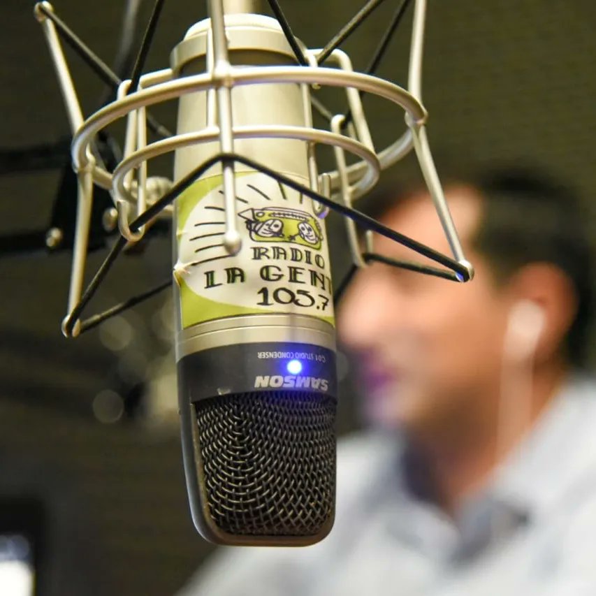 LuciogonzalezSL's tweet photo. Hoy participe en una agradable entrevista en radio La Gente. Les agradezco por la invitacion, y especialmente a Uriza por abrirnos las puerta de la radio para seguir charlando sobre la labor que hacemos en el Ministerio. https://t.co/1vsE5tB5RI