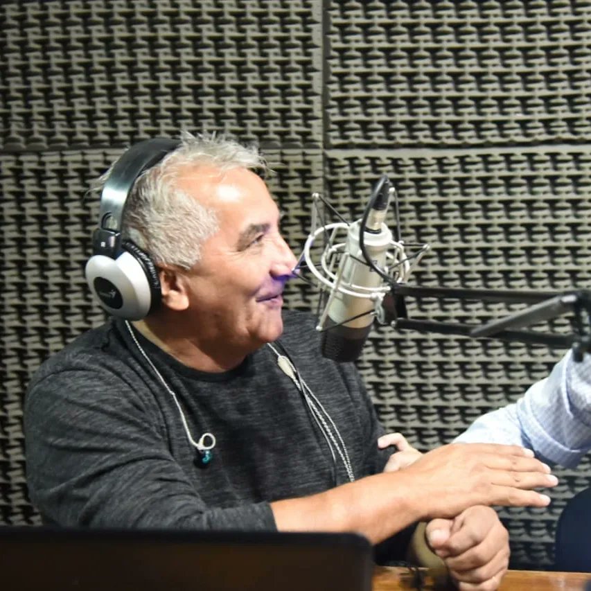 LuciogonzalezSL's tweet photo. Hoy participe en una agradable entrevista en radio La Gente. Les agradezco por la invitacion, y especialmente a Uriza por abrirnos las puerta de la radio para seguir charlando sobre la labor que hacemos en el Ministerio. https://t.co/1vsE5tB5RI