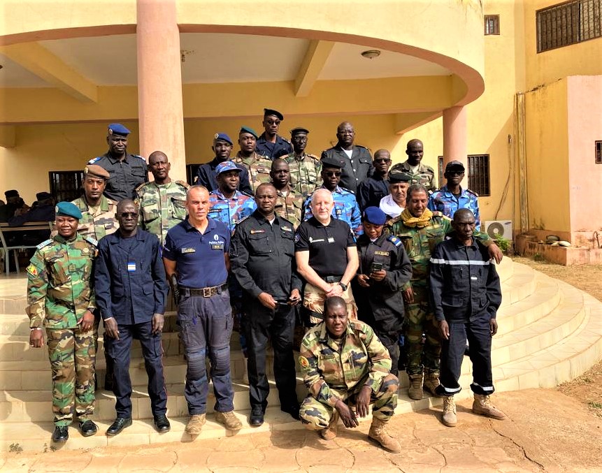 EucapMali's tweet photo. Cette semaine, la Mission a organisé des sessions de renforcement des capacités pour 70 participants de la Police, Gendarmerie, Garde et la Protection civile, sur le Guide pratique de gestion de Crise et Catastrophes à Ségou, Sikasso et Kayes, en partenariat avec @UNITAR #Mali https://t.co/S14BUlM6YI