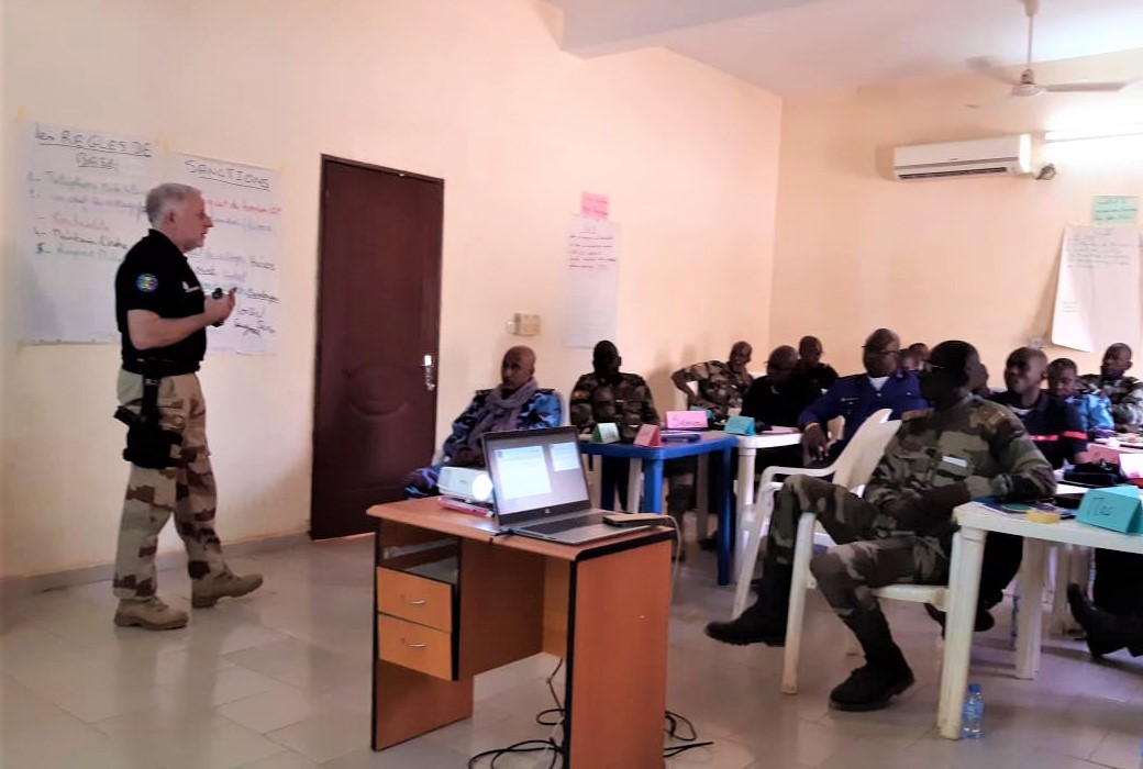 EucapMali's tweet photo. Cette semaine, la Mission a organisé des sessions de renforcement des capacités pour 70 participants de la Police, Gendarmerie, Garde et la Protection civile, sur le Guide pratique de gestion de Crise et Catastrophes à Ségou, Sikasso et Kayes, en partenariat avec @UNITAR #Mali https://t.co/S14BUlM6YI