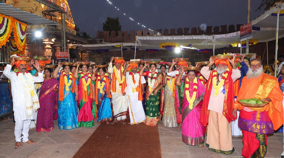 sbmsdevasthanam's tweet photo. ధర్మకర్తల మండలిచే పట్టువస్త్రాల సమర్పణ

#srisailamahakshetram  #mahashivratri2023 #shivratri2023 #shivratri #worshipfromhome #mallikarjuna #mallikarjunaswamy #bhramarambadevi #shivaparvati #srisailamtemple #srisailamonline #srisailam #jyotirling #shakthipeetam #shiva https://t.co/A6SgupRptU