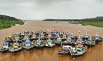 Mr_AbhishekJee's tweet image. Check out this stunning sight! Fishing boats #lashedtogether in a #tidalcreek in Anjarle village, #Maharashtra. Truly a sight to behold! #India #Travel #Sightseeing