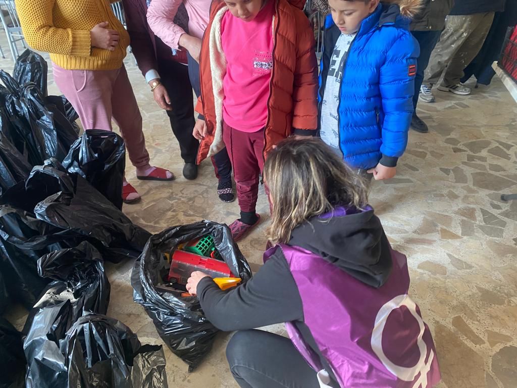 📍Mersin

Kadın Savunması olarak Tarsus Atalar mahallesinde depremzedelere ihtiyaç malzemelerini ulaştırdı. Feminist dayanışmamız ile yaşamı yeniden kuracağız!