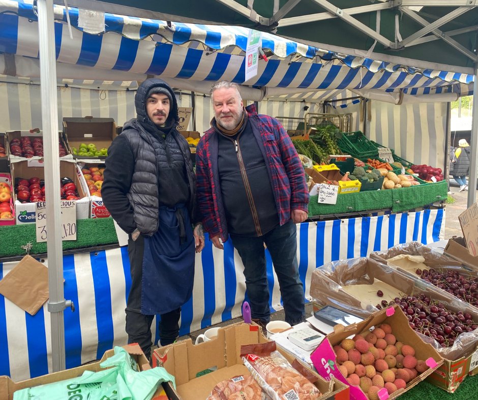 Say hello to Keith, who runs the fruit and veg stall outside the main entrance of Queen's Hospital Burton. 👋 Keith's stall has a great offering of fruit and veg for our patients, staff and the local community. Plenty of apples, oranges and much more for you to enjoy! 🍏🍒