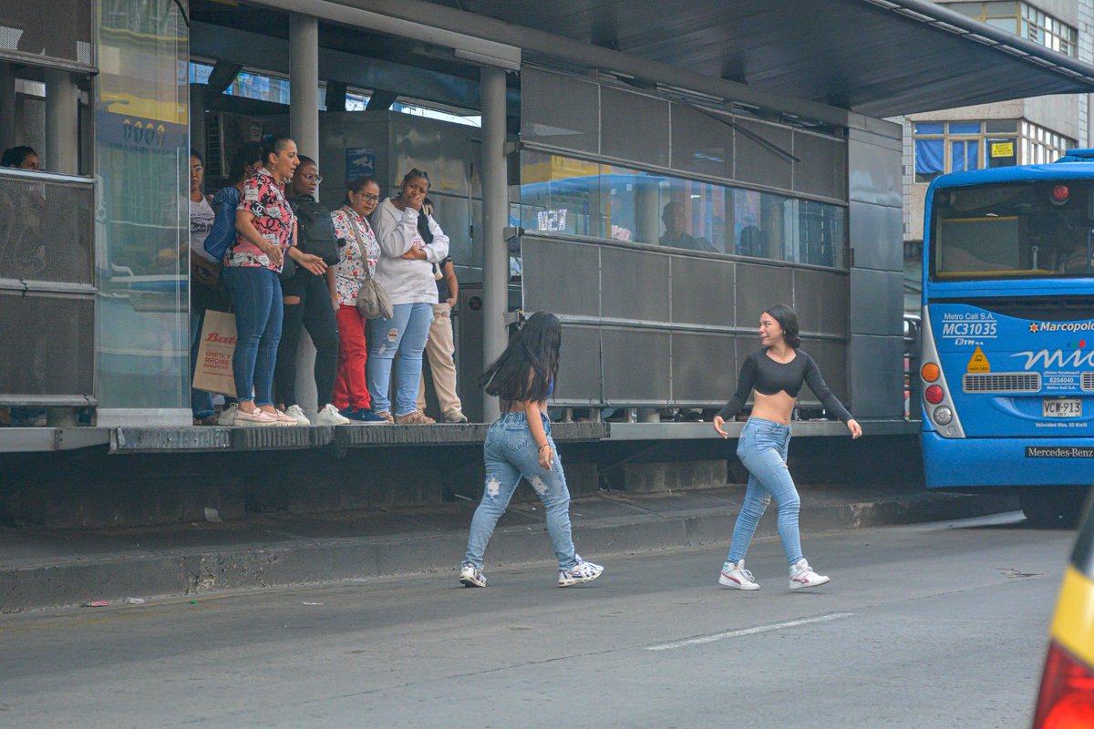 elpaiscali's tweet photo. 👉🏼 Dos mujeres que intentaron colarse en el sistema, no lo pudieron hacer ya que varias personas que si habían pagado y esperaban el transporte, no las dejaron ingresar, por lo que las jóvenes tuvieron que desistir de su intención.

📷 Jorge Orozco / El País https://t.co/95FyiDWw7G