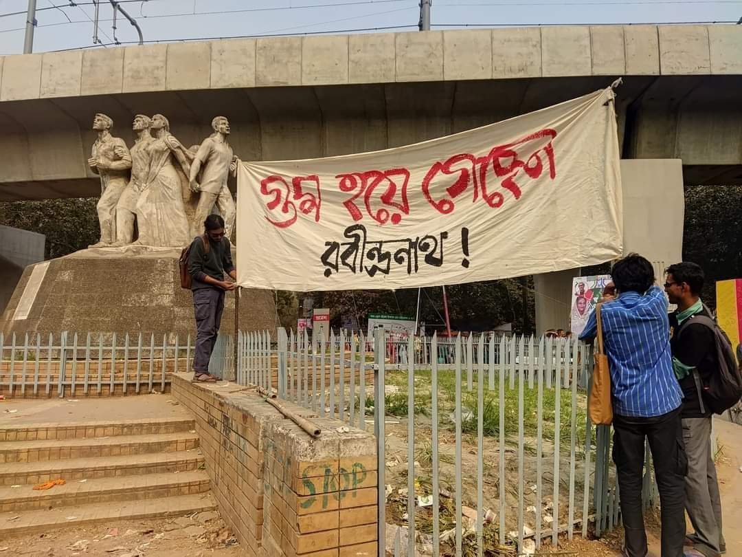 Wild_Monk_'s tweet photo. A statue of legendary Nobel laureate poet Rabindranath Tagore has been destroyed by Islamist extremists in Dhaka University Campus, Bangladesh. Tagore wrote the national anthem of Bangladesh.

@UN @UNHumanRights
#Bangladesh #terrorist #NobelPrize https://t.co/QlPtRGXmn3