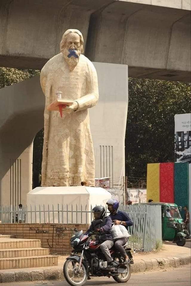 Wild_Monk_'s tweet photo. A statue of legendary Nobel laureate poet Rabindranath Tagore has been destroyed by Islamist extremists in Dhaka University Campus, Bangladesh. Tagore wrote the national anthem of Bangladesh.

@UN @UNHumanRights
#Bangladesh #terrorist #NobelPrize https://t.co/QlPtRGXmn3