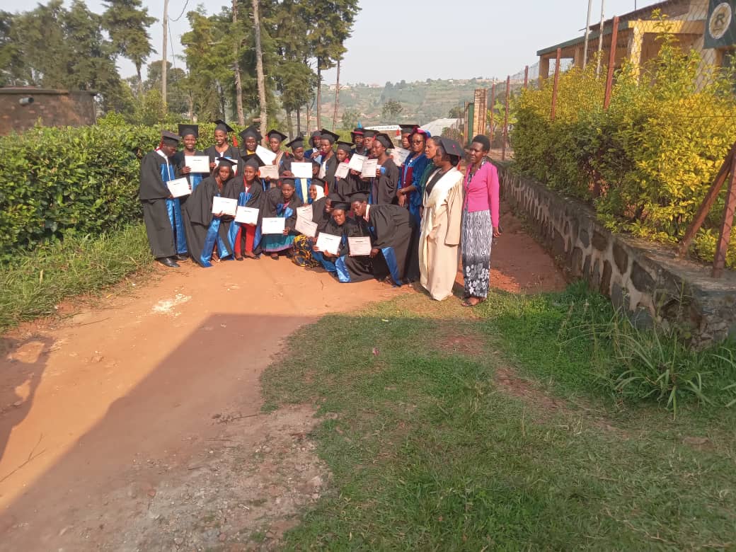 SectorMuhanga's tweet photo. Ku wa 17/02/2023, Mushubati VTC yatanze inyemezabushobozi (certificate) ku banyeshuri 20 (abahungu 2 n'abakobwa 18) bakurikiranye inyigisho z'igihe gito (amezi 6) mu ishami ry' ubutetsi (culinary arts). Iyi gahunda ikaba yaratewe inkunga na RTB binyuze mu mushinga SDF. https://t.co/SdvakygQZ6