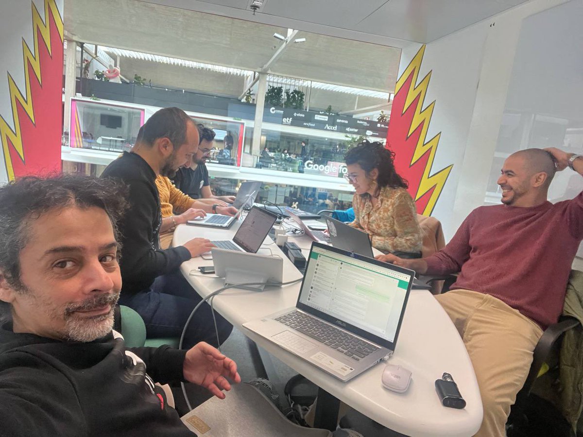 Fleet_web3's tweet photo. Yesterday Fleeters met to build and then collect a few $BEERS $PIZZ and $PASTRZ 🧁 

We now need to convince @joinstationf to open a “Station Fleet” 🤜🏼🤛🏼 https://t.co/I8spFdavWy