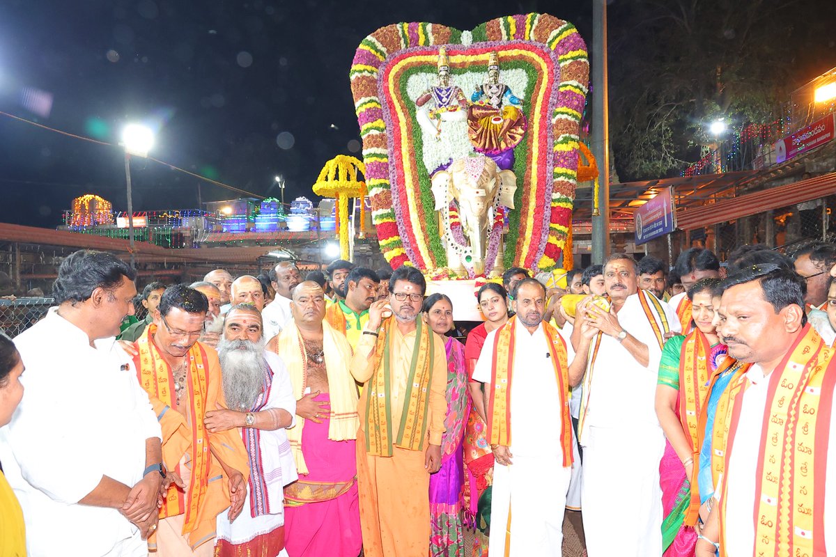 sbmsdevasthanam's tweet photo. Gaja Vahana Seva

#srisailamahakshetram  #mahashivratri2023 #shivratri2023 #shivratri #worshipfromhome #mallikarjuna #mallikarjunaswamy #bhramarambadevi #shivaparvati #srisailamtemple #srisailamonline #srisailam #jyotirling #shakthipeetam #shiva #12jyotirling #18shaktipeethas https://t.co/96a8JJlfE5