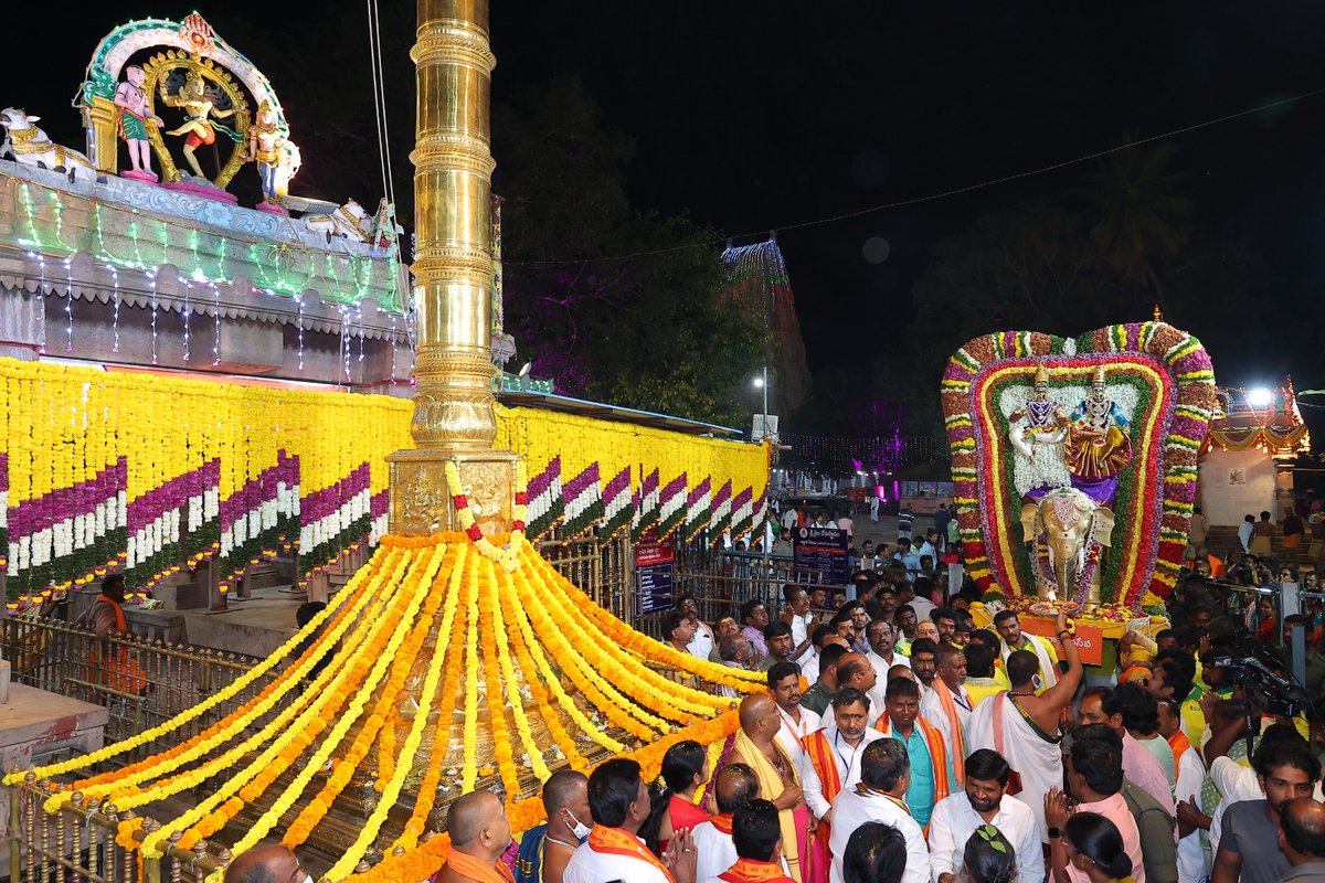 sbmsdevasthanam's tweet photo. Gaja Vahana Seva

#srisailamahakshetram  #mahashivratri2023 #shivratri2023 #shivratri #worshipfromhome #mallikarjuna #mallikarjunaswamy #bhramarambadevi #shivaparvati #srisailamtemple #srisailamonline #srisailam #jyotirling #shakthipeetam #shiva #12jyotirling #18shaktipeethas https://t.co/96a8JJlfE5