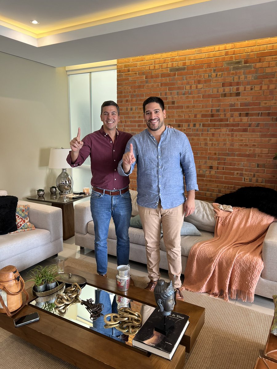 Recibí la visita en mi domicilio del candidato a Presidente de la República de mi gran partido colorado <a href="/SantiPenap/">Santiago Peña</a> . Agradecido por este gesto de humildad para con un dirigente del equipo liderado por el presidente <a href="/MaritoAbdo/">Marito Abdo</a> #Lista1