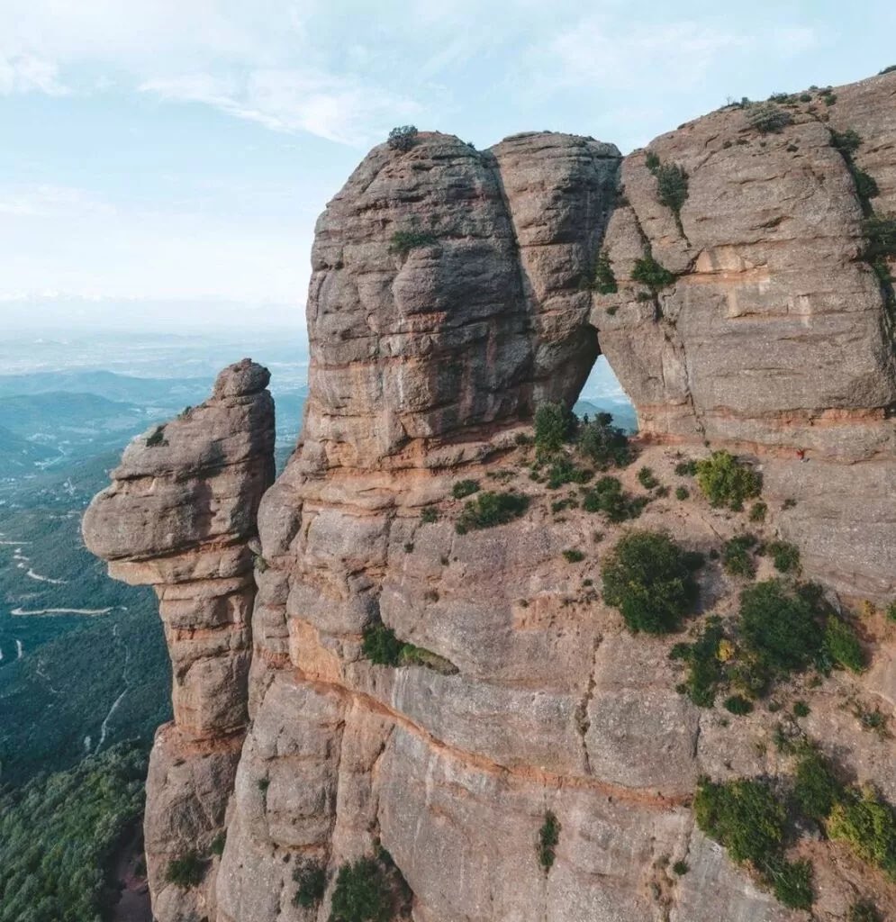 ramontremosa's tweet photo. Avui i demà tindrà lloc un dels fenòmens més espectaculars de #Montserrat: la #FlordeSol, la posta de sol que es pot veure a la #RocaForadada, al municipi de #castellbellielvilar.
Un fenomen únic al món !!#FlordeSol2023 https://t.co/ZZHVL0un3v