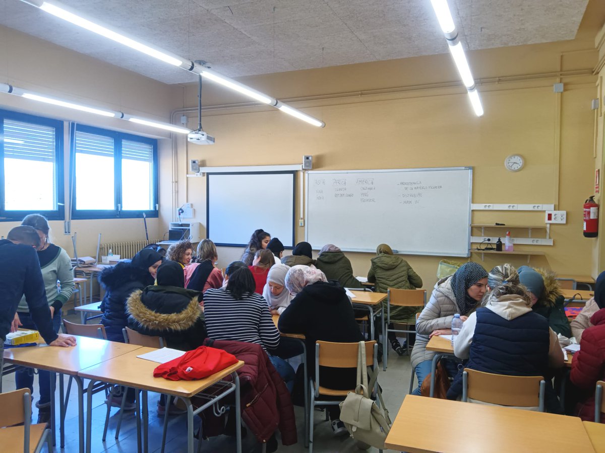 cfa_anoia's tweet photo. Taller: "Jo produeixo, tu consumeixes" amb els alumnes de Llengua Castellana nivell 2 i nivell 3. Programa Aire a càrrec de l'@ajigualada @EnsenyamentIgd
  #educacioadults #cfaanoia #maiestard #sempreestematemps https://t.co/GjBRdEgmUV