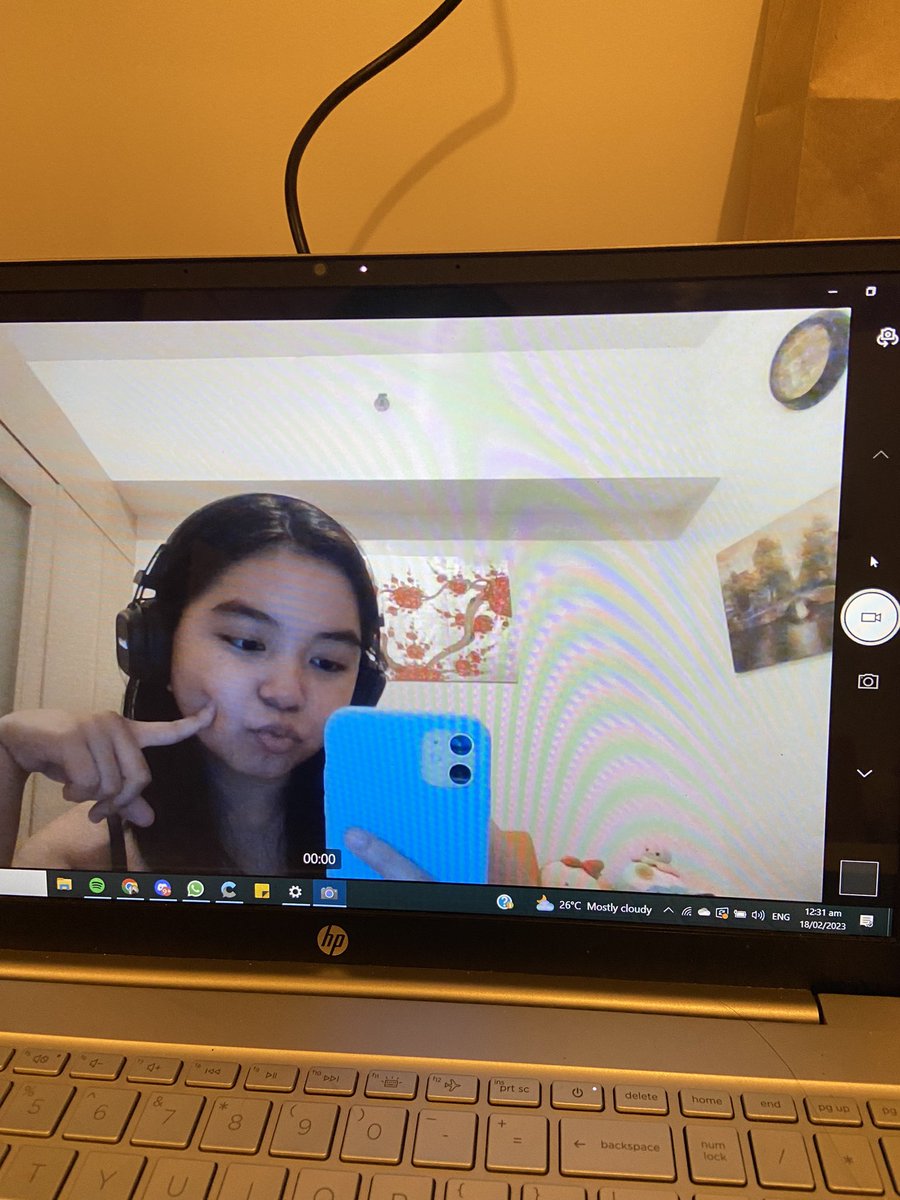 sugaushi's tweet photo. glasses or no glasses? 🤓 https://t.co/p6aqxHaDg0
