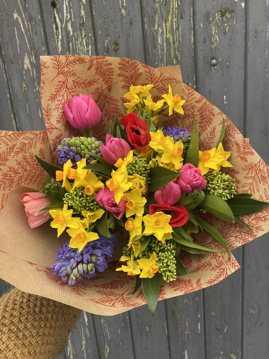 A bit of spring to brighten your day..the fragrance is delightful too!
#springflowers #florist #flowers #bouquets #flowerdelivery #shoplocal #shoponline #newmills #highpeak #marple #marplebridge #mellor #birchvale #strines #hayfield #glossop #chinley #buxworth #chapelenlefrith