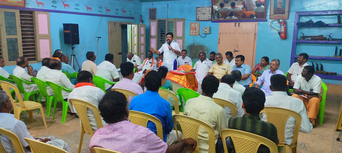 EmtKathiravan's tweet photo. இன்றைய தினம் பரமக்குடியில் நகர் செயற்குழு கூட்டம் பரமக்குடி தலைவர் திரு S.R.ரவி தலைமையில் நடைபெற்றது.
இதில் சிறப்பு விருந்தினராக கலந்து கொண்டு சிறப்புரையாற்றிய தருணம்.

@annamalai_k @KesavaVinayakan

#EMTkathiravan 
#EMTBrothers
#EMTForce
#BJPRamanathapuram
#JaiHind https://t.co/cie9S38Fnf