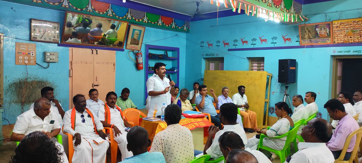 EmtKathiravan's tweet photo. இன்றைய தினம் பரமக்குடியில் நகர் செயற்குழு கூட்டம் பரமக்குடி தலைவர் திரு S.R.ரவி தலைமையில் நடைபெற்றது.
இதில் சிறப்பு விருந்தினராக கலந்து கொண்டு சிறப்புரையாற்றிய தருணம்.

@annamalai_k @KesavaVinayakan

#EMTkathiravan 
#EMTBrothers
#EMTForce
#BJPRamanathapuram
#JaiHind https://t.co/cie9S38Fnf