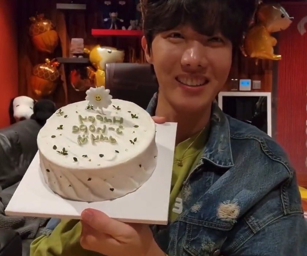 hobis birthday cake prepared by yoongi <3 this is precious 🥺