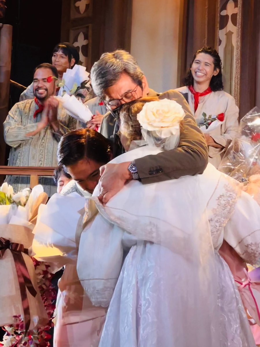 ChefGeloGuison's tweet photo. Yakap ng amang proud!

@direklauren tightly embraced @kdestrada_ and @alexailacad right after their breakthrough performance in @petatheater ‘s #WalangAray 

The show will run from Feb 17 - May 14. Nood na! https://t.co/C5EfBCS8B1