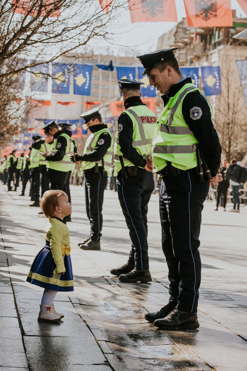 Bukuroshja e vogel Azalea, e veshur me ngjyra te flamurit te Kosoves, nderon Babain e saj, Oficerin e Policise, Kastriotin, sot per nder te 15 Vjetorit te Pavaresise se Kosoves.

17 Shkurt 2023. #kosovo #police