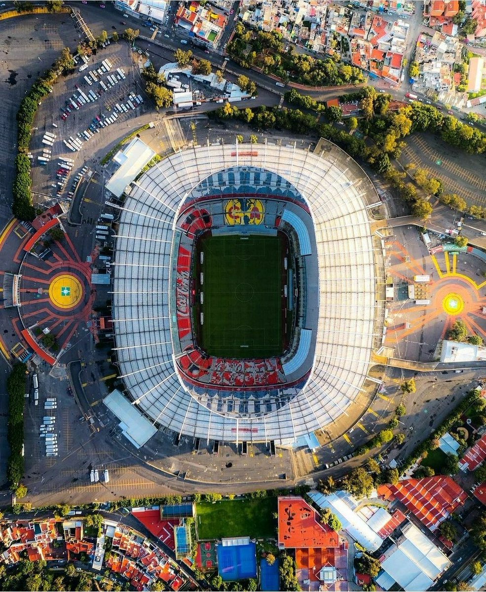 ¿Estadio Banco Azteca?🙃🇲🇽 Se dice que el estadio Azteca podría cambiar de nombre ya que buscan vender los derechos del nombre del estadio como se hacen en Barcelona con el 'Spotify Camp Nou' o en Argentina con el 'Más Monumental' ¿Qué marca le quedaría bien?
