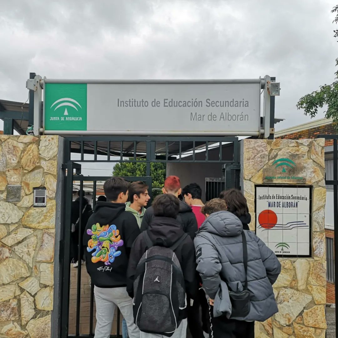 iestomashormigo's tweet photo. El pasado miércoles el alumnado de 4° de ESO visitó el IES Mar de Albarán e IES Monterroso en Estepona, los institutos en  los que la mayoría continuará sus estudios el próximo año.En la visita pudieron conocer sus instalaciones y su oferta de Formación Profesional y Bachillerato https://t.co/2OspOuvhAn
