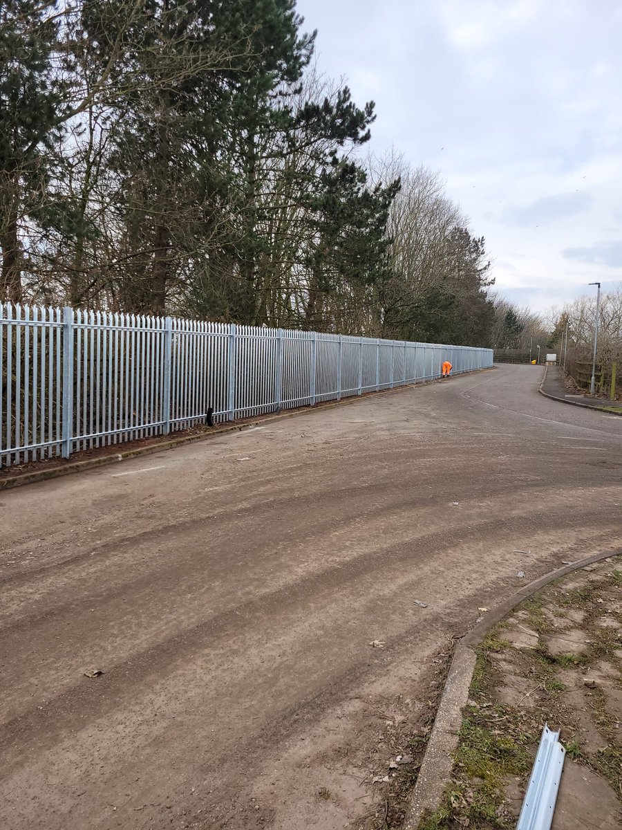 TsfLtd's tweet photo. On site for our client @bethellgroup @Encirc completion of 400 linear Mtrs 2.4Mtr high galvanised steel Palisade fencing #constructionindustry #petrochemicals #commercialproperty #Manchester #Cheshire #uk https://t.co/UeFYUrhGEv