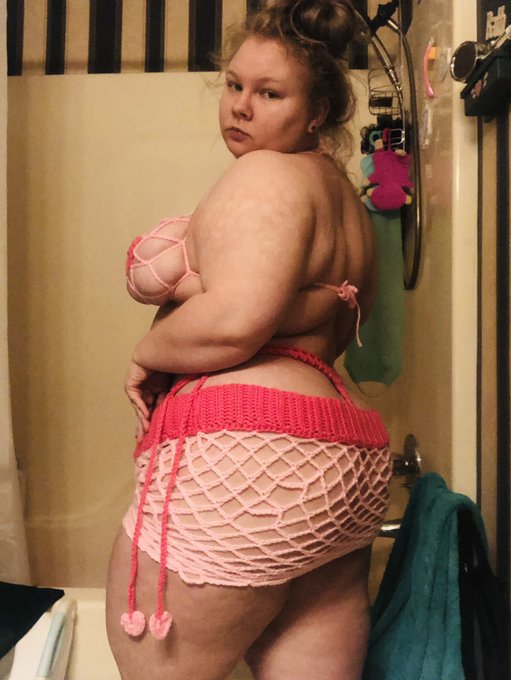 Don&rsquo;t mind the mess pleaseeeee but look at the crochet lingerie I madeeeee❤️❤️❤️❤️❤️ https://t.co/4B