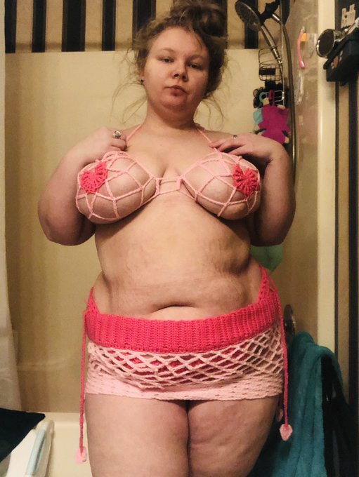 Don&rsquo;t mind the mess pleaseeeee but look at the crochet lingerie I madeeeee❤️❤️❤️❤️❤️ https://t.co/4B