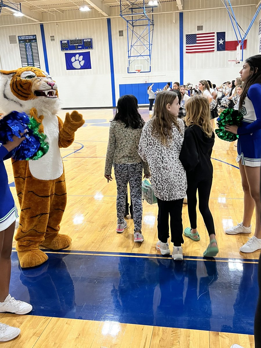 EmSmith_Faught's tweet photo. It’s been a great two days of welcoming our newest @LeanderTigers!!! #OurLMS #1LISD #welcometoLMS https://t.co/VT1aq4Gzwa