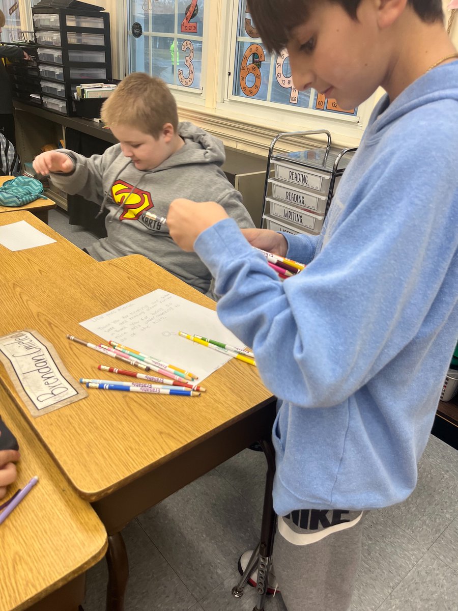 MsGlynnGuides's tweet photo. Ss in 5G are celebrating #RandomActsofKindnessDay by writing thank you notes to administration, custodians, and cafeteria staff! @HowellTwpArdena #bethelight https://t.co/G98AxwbD3D
