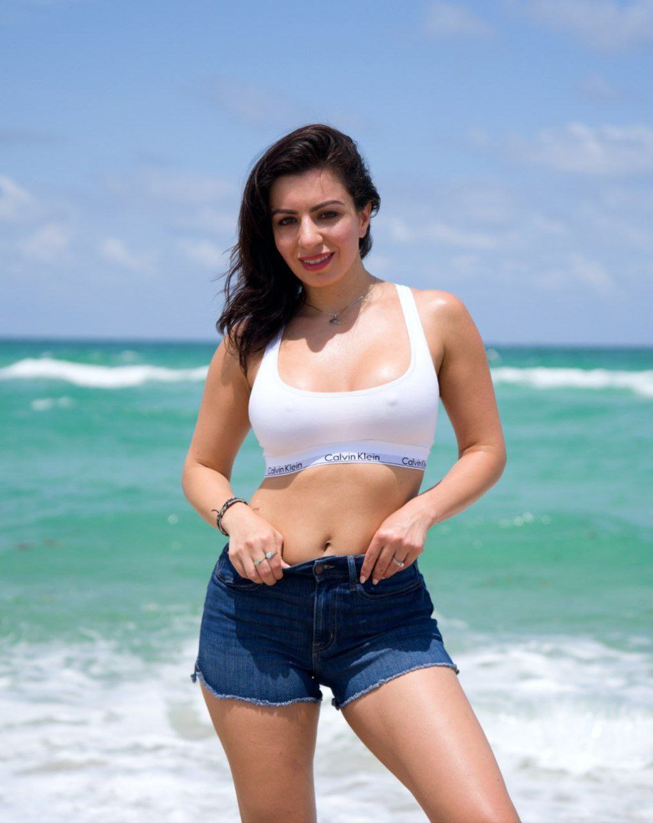 منو ما يحب الشاطئ 😍
صور جديده على الانستجرام 🤩 
تابعوني هناك💋 

instagram.com/arabic.alina.a…