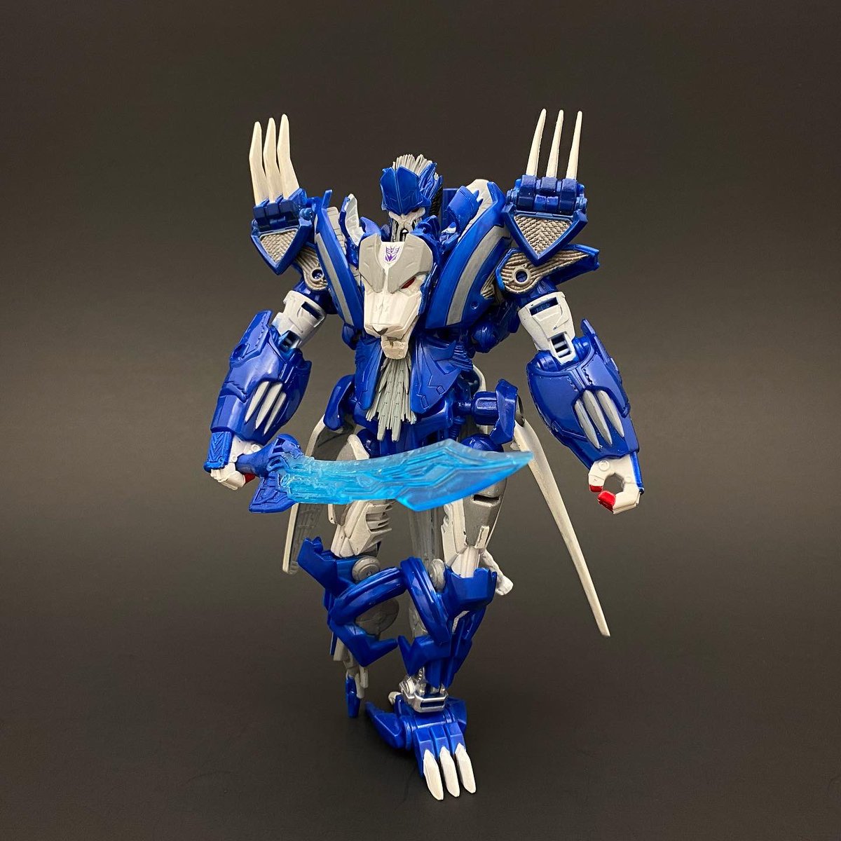 deliciouspeter's tweet photo. Beast/Hunter
#transformerscustoms
#transformersscourge
#transformers
#thundertron https://t.co/gsTMkfuEJF