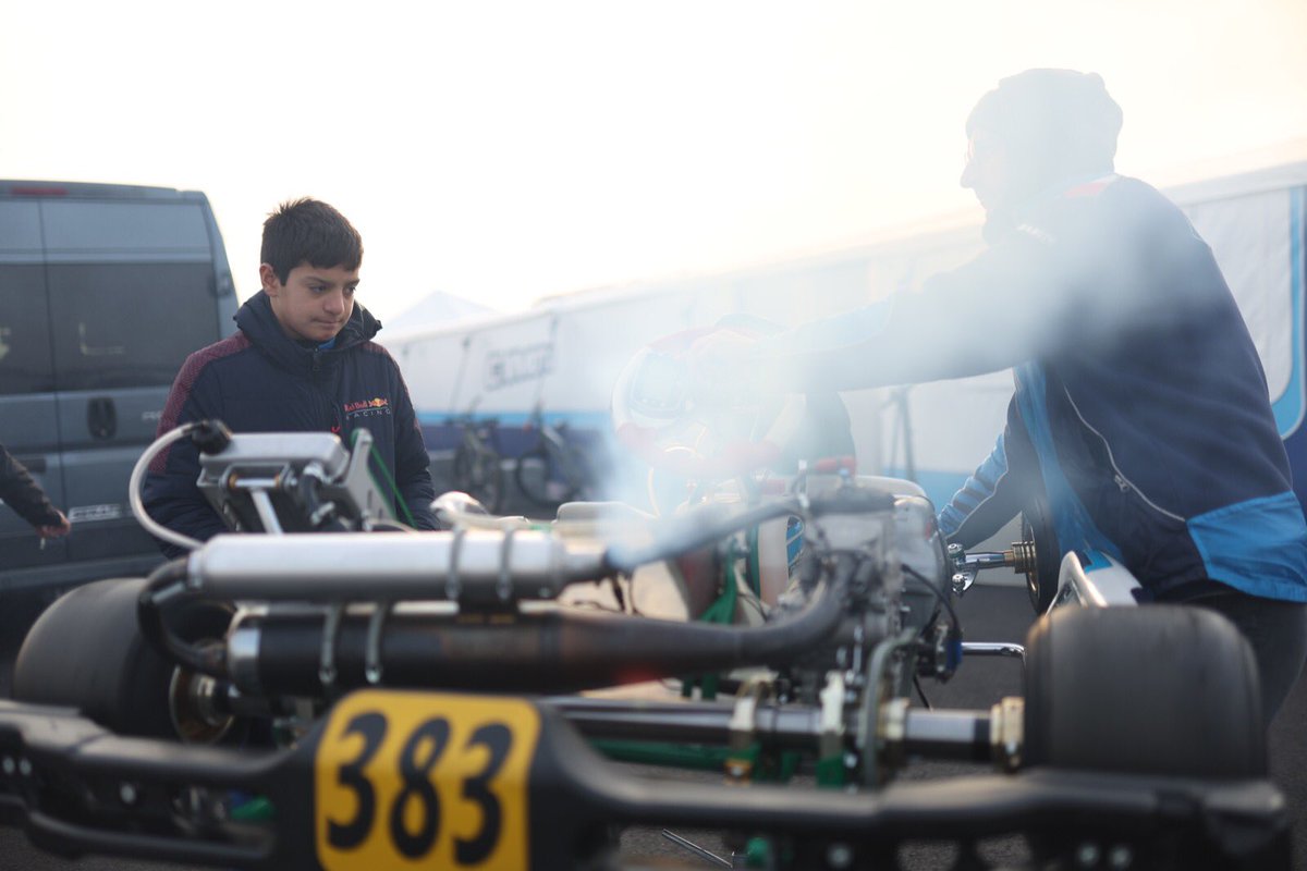 Corazondef1's tweet photo. 🛑 EL GUAPO SIEMPRE DA PELEA 
#SuperMasterSeries #WSK 

Tras una complicada clasificación , largando P33 las mangas, Santino Panetta 🇦🇷 con el cuchillo 🔪 entre los dientes va para adelante en Franciacorta. Disputó dos mangas P23 y P22. Mañana 4 más, a seguir peleando Crack https://t.co/xzmKC5NYaS