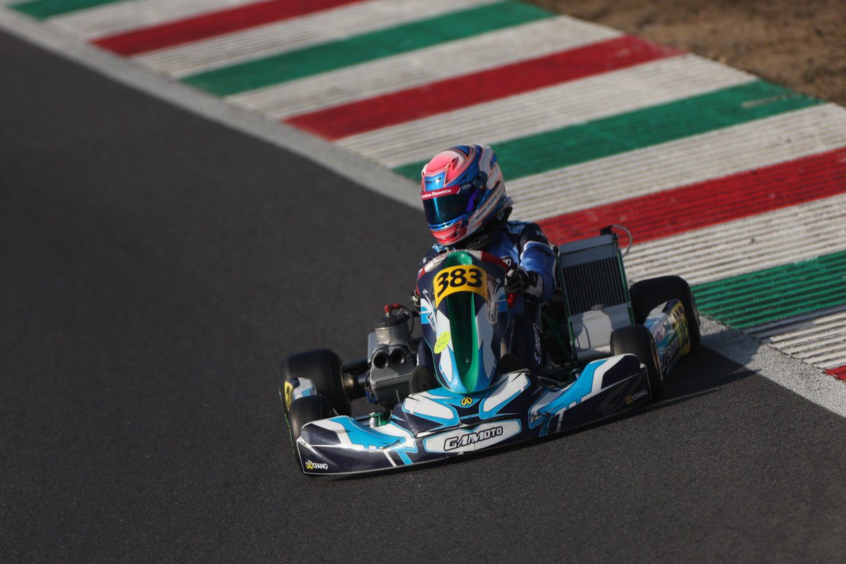Corazondef1's tweet photo. 🛑 EL GUAPO SIEMPRE DA PELEA 
#SuperMasterSeries #WSK 

Tras una complicada clasificación , largando P33 las mangas, Santino Panetta 🇦🇷 con el cuchillo 🔪 entre los dientes va para adelante en Franciacorta. Disputó dos mangas P23 y P22. Mañana 4 más, a seguir peleando Crack https://t.co/xzmKC5NYaS