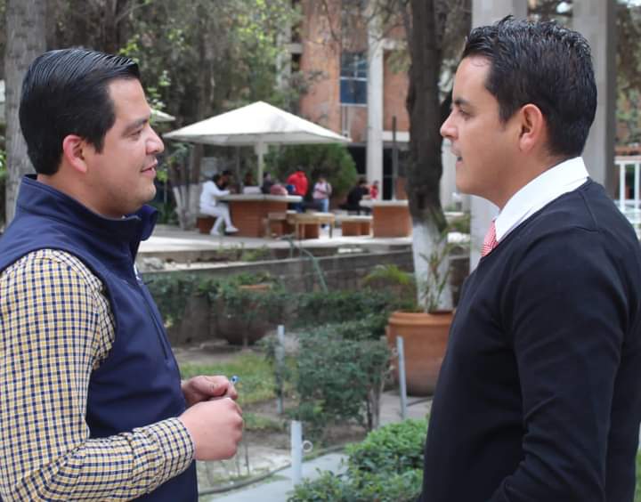 tonomorales_7's tweet photo. Vamos por una UJED mucho más bonita 😀 !! 
Gracias por recibirnos señor rector @CPRubenSolis amigos directores @jrduartec, Rafael Mier y por supuesto el presidente de la FEUD mi amigo @IsaacCisnerosM https://t.co/WIYI1m5Rc6